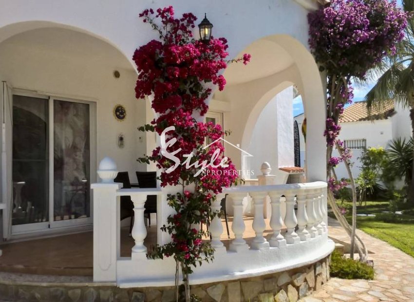 Buy villa with pool in Playa Flamenca, near the sea and close to the beaches of Orihuela Costa. ID: 4022