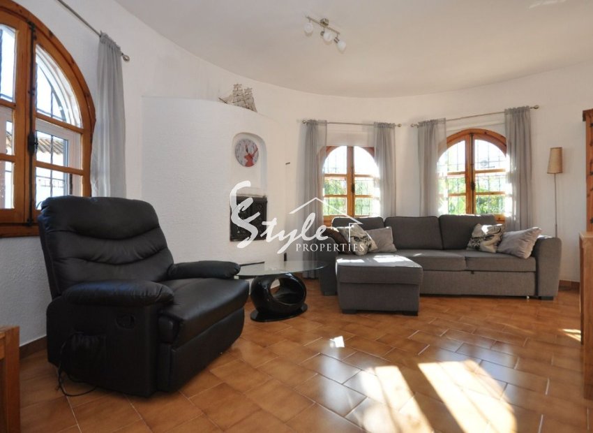 Buy villa with pool in Playa Flamenca, near the sea and close to the beaches of Orihuela Costa. ID: 4022