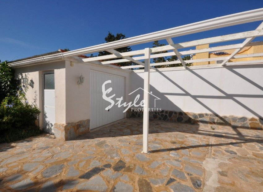 Buy villa with pool in Playa Flamenca, near the sea and close to the beaches of Orihuela Costa. ID: 4022