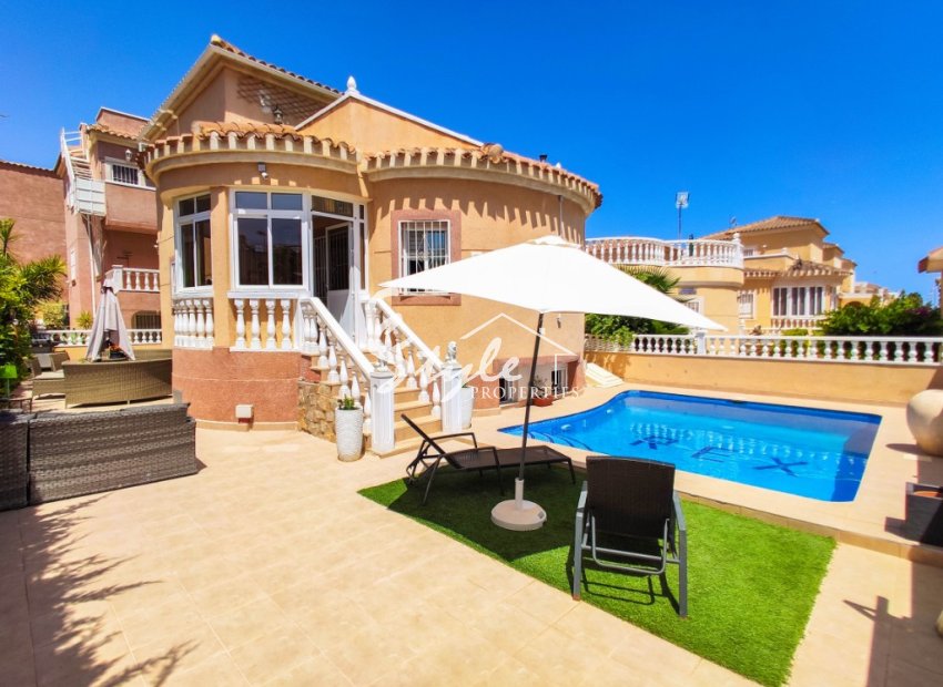 Buy villa with pool in Playa Flamenca, near the sea and close to the beaches of Orihuela Costa. ID: 4564