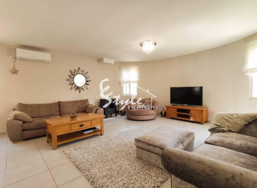 Buy villa with pool in Playa Flamenca, near the sea and close to the beaches of Orihuela Costa. ID: 4564