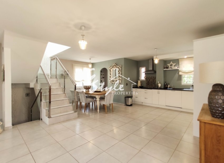 Buy villa with pool in Playa Flamenca, near the sea and close to the beaches of Orihuela Costa. ID: 4564