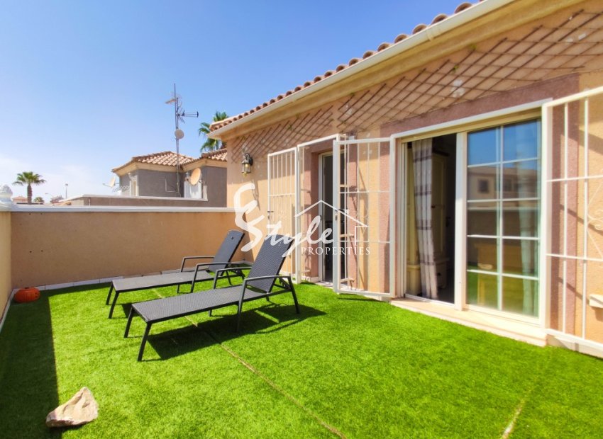 Buy villa with pool in Playa Flamenca, near the sea and close to the beaches of Orihuela Costa. ID: 4564