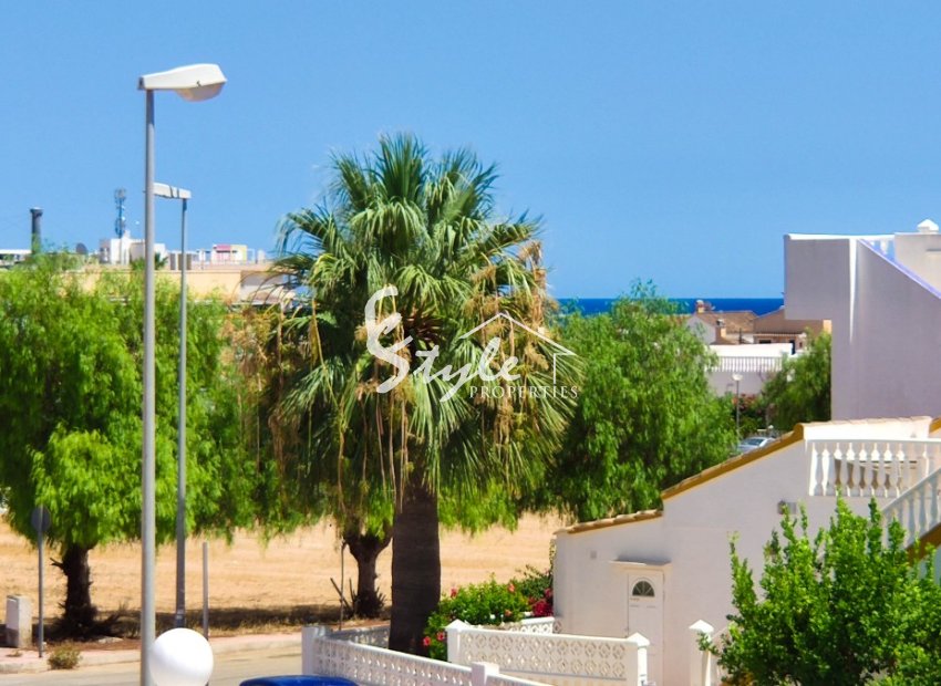Buy villa with pool in Playa Flamenca, near the sea and close to the beaches of Orihuela Costa. ID: 4564