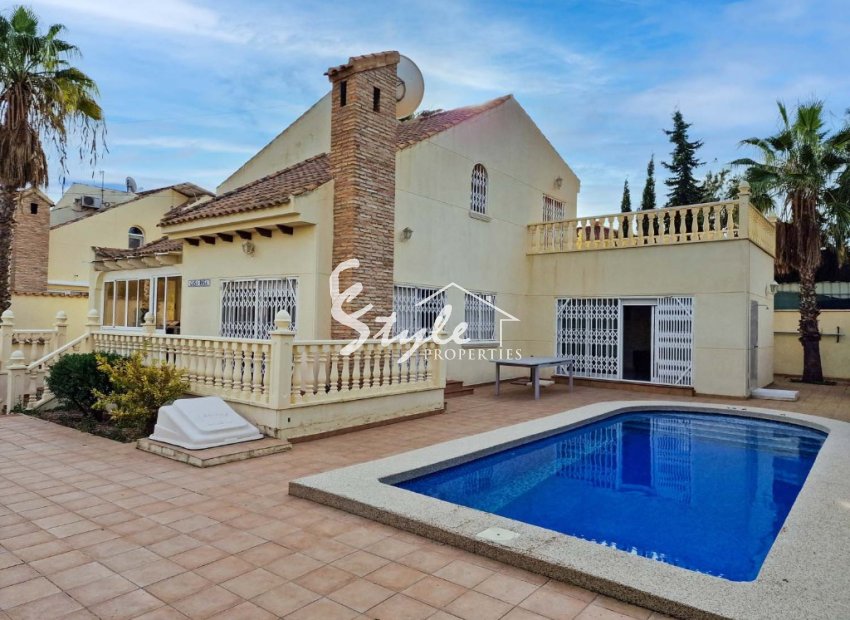 Buy villa with pool in Playa Flamenca, near the sea and close to the beaches of Orihuela Costa. ID: 6086