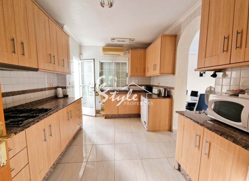 Buy villa with pool in Playa Flamenca, near the sea and close to the beaches of Orihuela Costa. ID: 6086