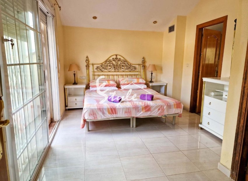 Buy villa with pool in Playa Flamenca, near the sea and close to the beaches of Orihuela Costa. ID: 6086