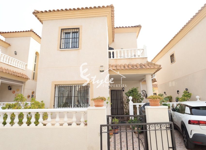 Buy villa with pool in Playa Flamenca, near the sea and close to the beaches of Orihuela Costa. ID: 6283
