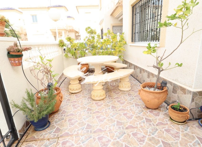 Buy villa with pool in Playa Flamenca, near the sea and close to the beaches of Orihuela Costa. ID: 6283