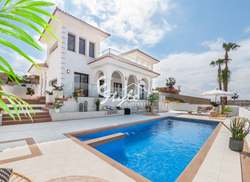Chalet de nueva construcción totalmente amueblado con piscina en venta en Ciudad Quesada, Costa Blanca, España