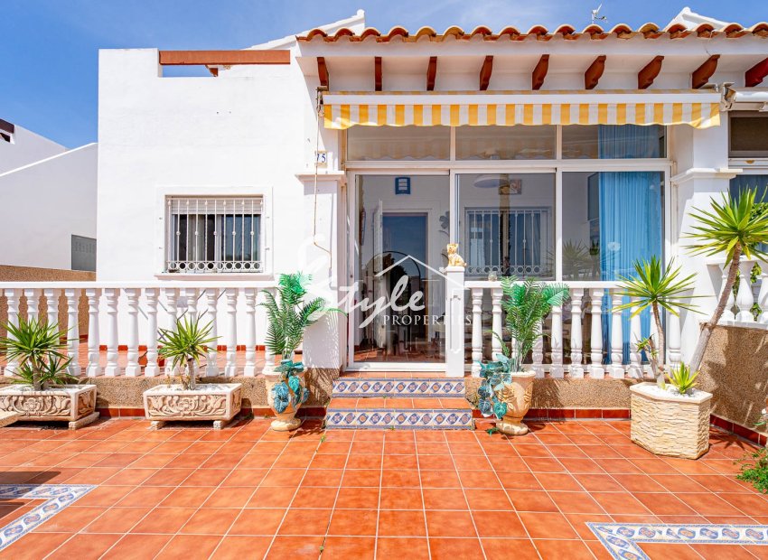 Chalet en venta en La Ciñuelica, Punta Prima – A poca distancia de la playa con vistas al mar..Costa Blanca, Spain. ID2737