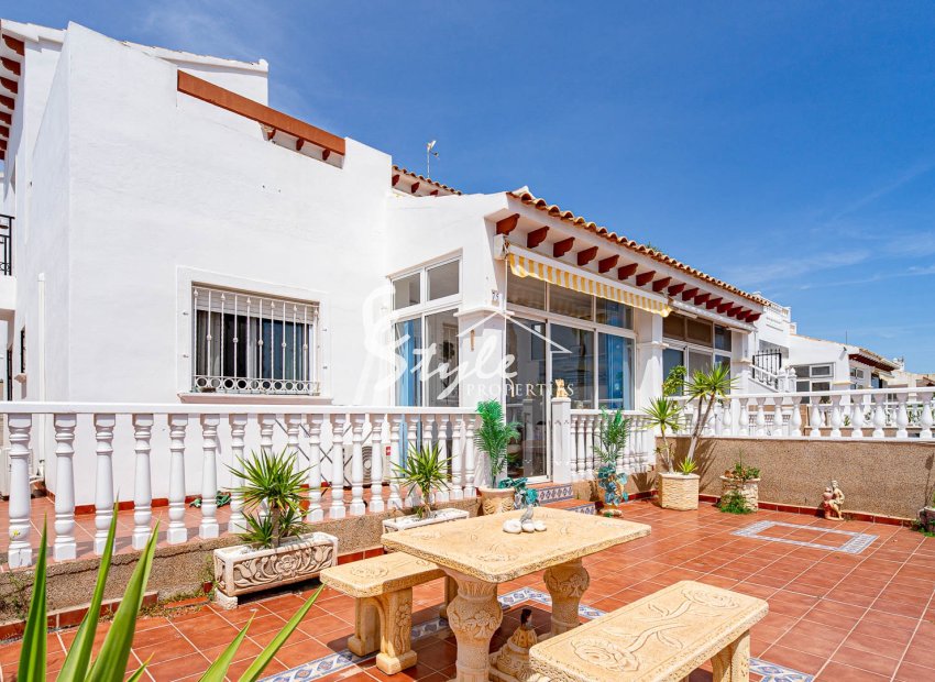 Chalet en venta en La Ciñuelica, Punta Prima – A poca distancia de la playa con vistas al mar..Costa Blanca, Spain. ID2737