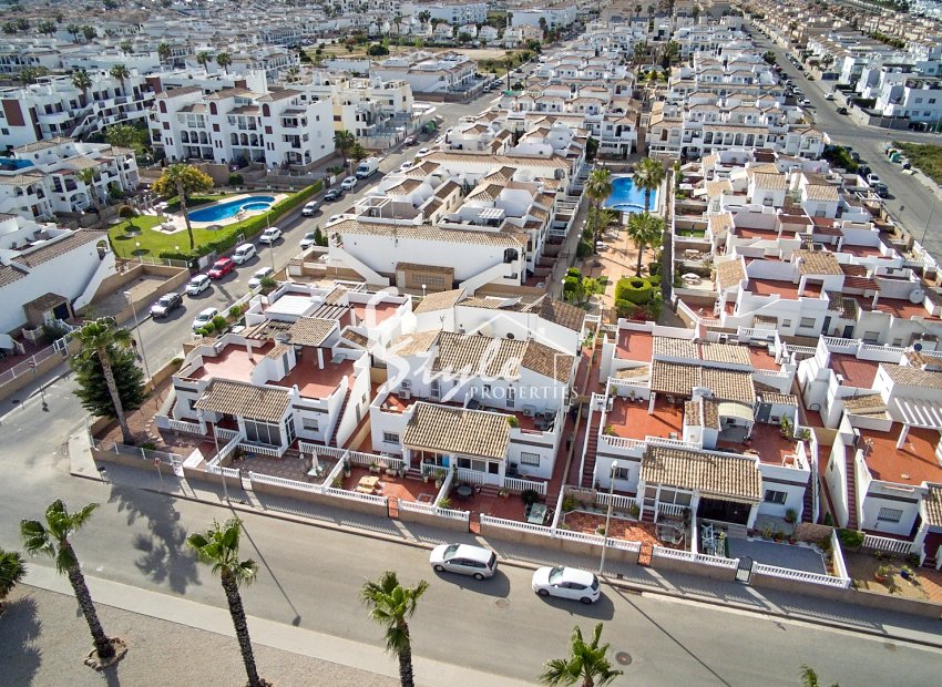 Chalet en venta en La Ciñuelica, Punta Prima – A poca distancia de la playa con vistas al mar..Costa Blanca, Spain. ID2737