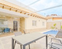 Chalet moderno totalmente reformado con piscina privada y terraza en Los Balcones, Los Altos., Torrevieja.  ID 2694