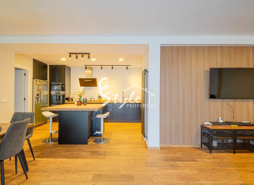 Chalet moderno totalmente reformado con piscina privada y terraza en Los Balcones, Los Altos., Torrevieja.  ID 2694