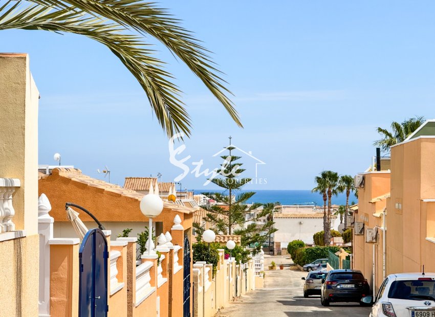 Chalet Pareada de 2 Dormitorios en Venta en Punta Prima – Gran Solárium y Excelente Ubicación. ID2361
