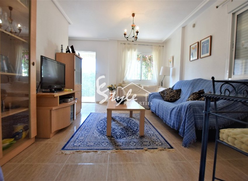 Chalet semi-adosado de 3 dormitorios en venta cerca del campo de golf en Las Filipinas, Villamartin