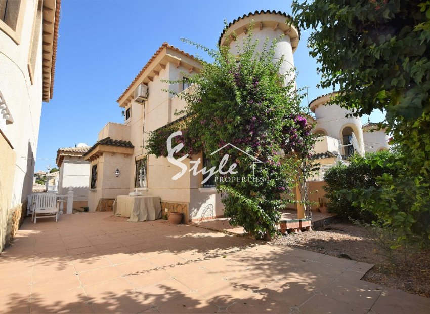 Chalet semi-adosado de 3 dormitorios en venta cerca del campo de golf en Las Filipinas, Villamartin