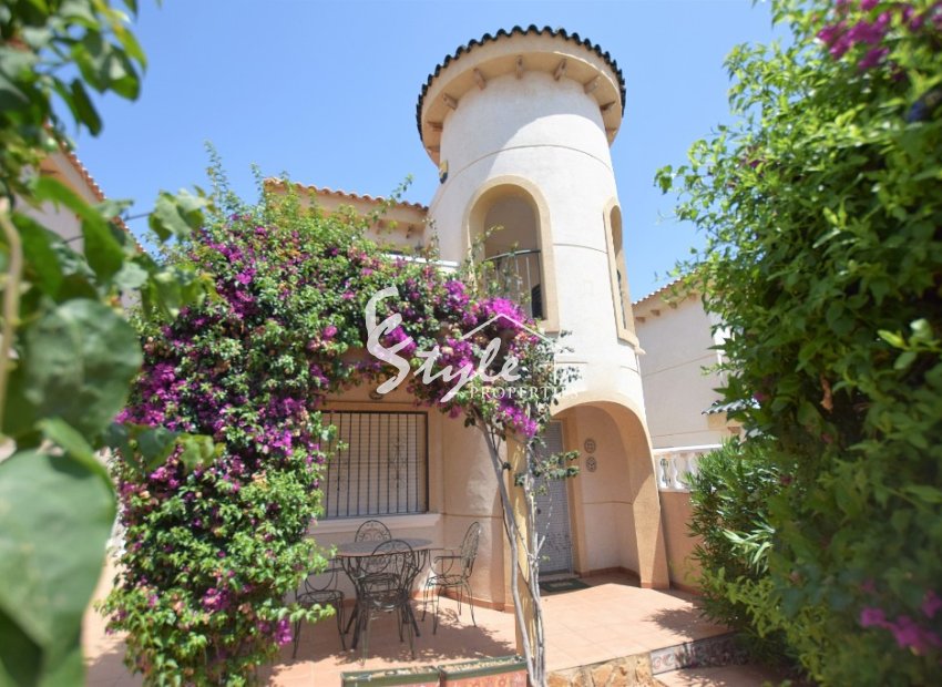 Chalet semi-adosado de 3 dormitorios en venta cerca del campo de golf en Las Filipinas, Villamartin