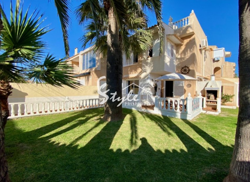 Comprar adosado con jardín y piscina en Los Frutales, Torrevieja, a 200 m de la playa. ID 6141