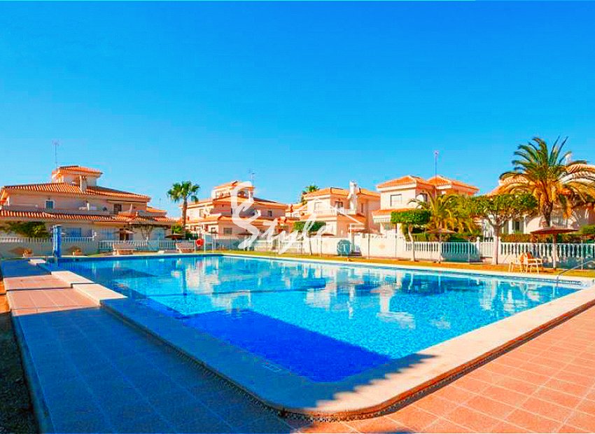 Comprar apartamento con piscina y cerca del mar en Playa Flamenca, Orihuela Costa. ID: 6333