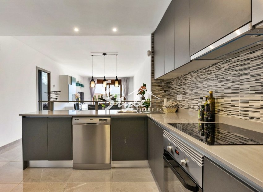 Comprar apartamento planta baja con grande terraza en Villamartin cerca del golf. ID 6163