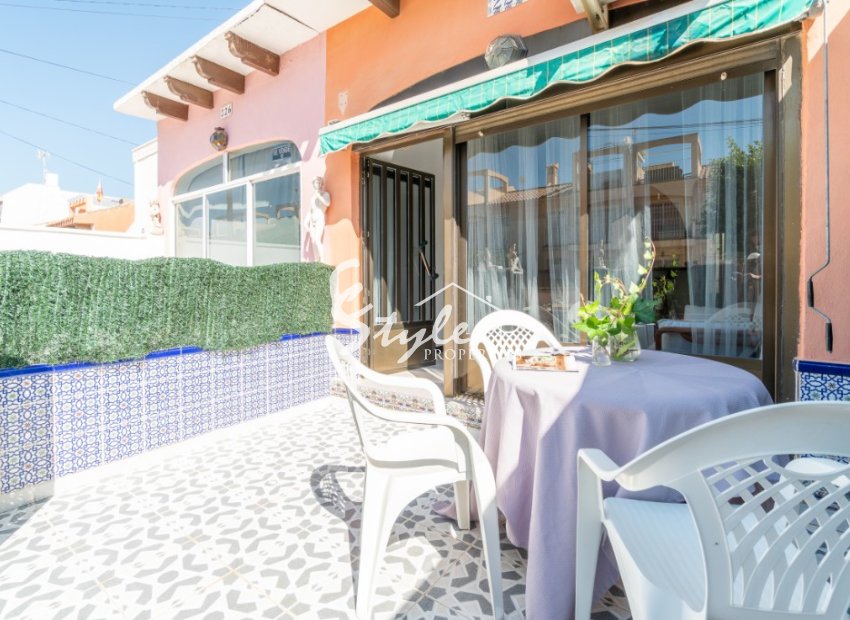 Comprar bungalow con piscina y cerca del mar en Playa Flamenca, Orihuela Costa. ID: 4018