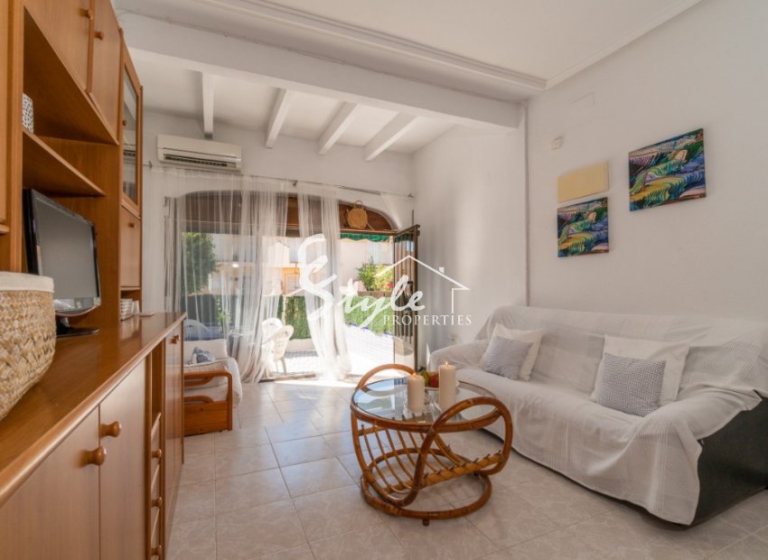 Comprar bungalow con piscina y cerca del mar en Playa Flamenca, Orihuela Costa. ID: 4018