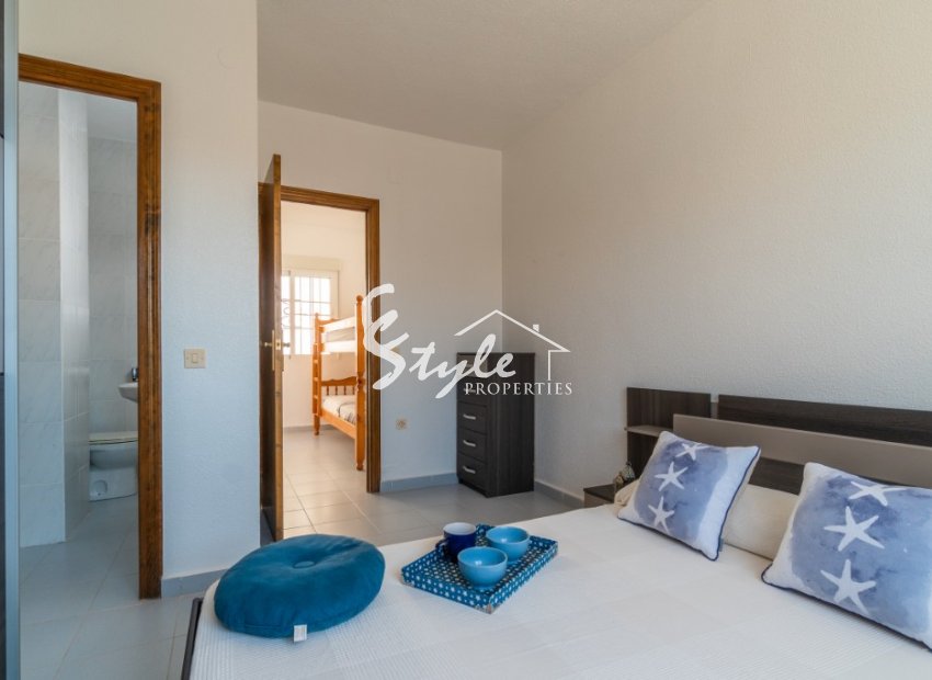 Comprar bungalow con piscina y cerca del mar en Playa Flamenca, Orihuela Costa. ID: 4018
