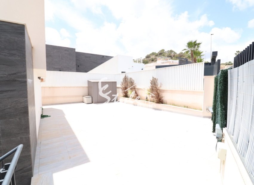 Comprar casa Villa de 3 dormitorios en San Miguel de Salinas al lado del mar. ID 6226