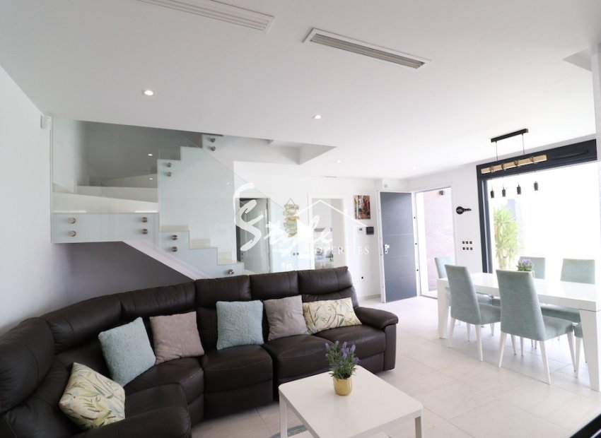 Comprar casa Villa de 3 dormitorios en San Miguel de Salinas al lado del mar. ID 6226