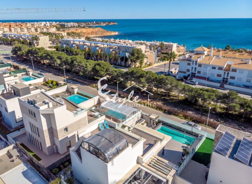 Comprar casi nueva villa en Dehesa de Campoamor al lado del mar. ID 4285