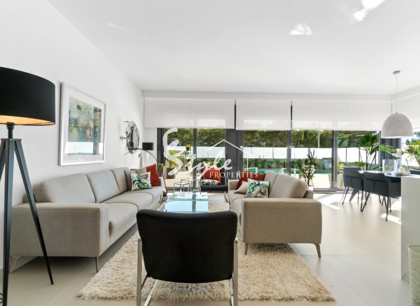 Comprar casi nueva villa en Dehesa de Campoamor al lado del mar. ID 4285