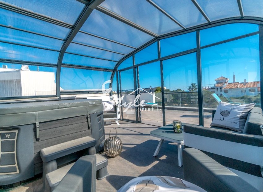 Comprar casi nueva villa en Dehesa de Campoamor al lado del mar. ID 4285