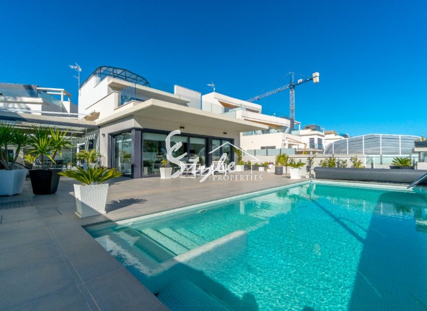 Comprar casi nueva villa en Dehesa de Campoamor al lado del mar. ID 4285