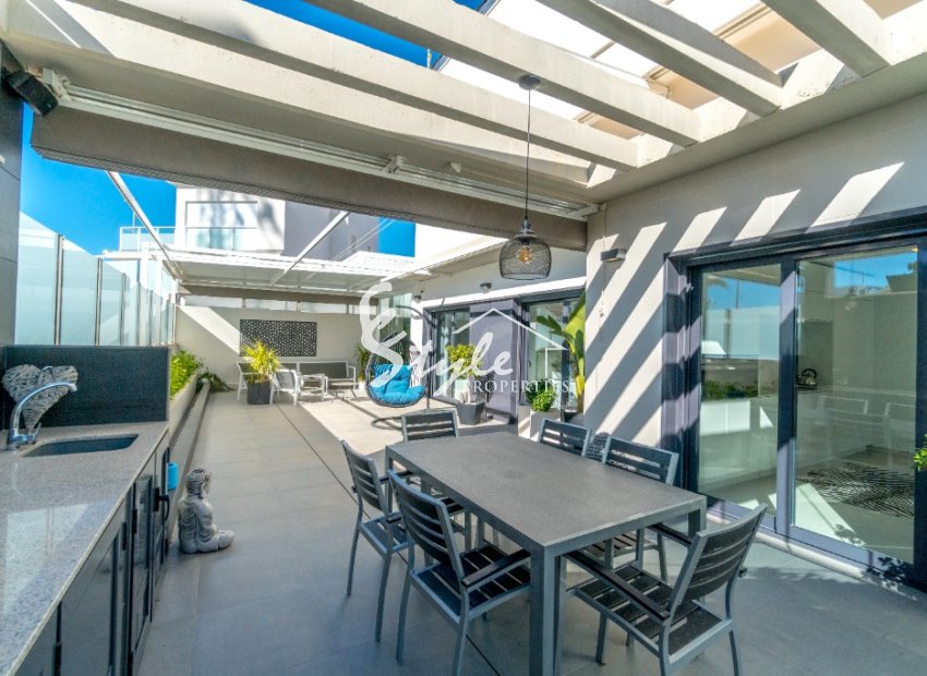 Comprar casi nueva villa en Dehesa de Campoamor al lado del mar. ID 4285