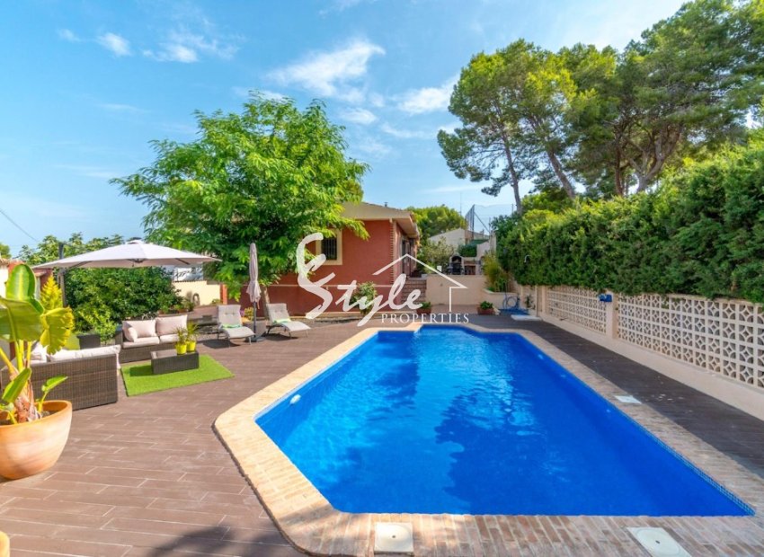 Comprar chalet independiente con bonitas zonas ajardinadas y piscina en Los Balcones, Torrevieja. ID 4254