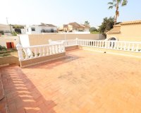 Comprar chalet independiente con bonitas zonas ajardinadas y piscina en Los Balcones, Torrevieja. ID 6294