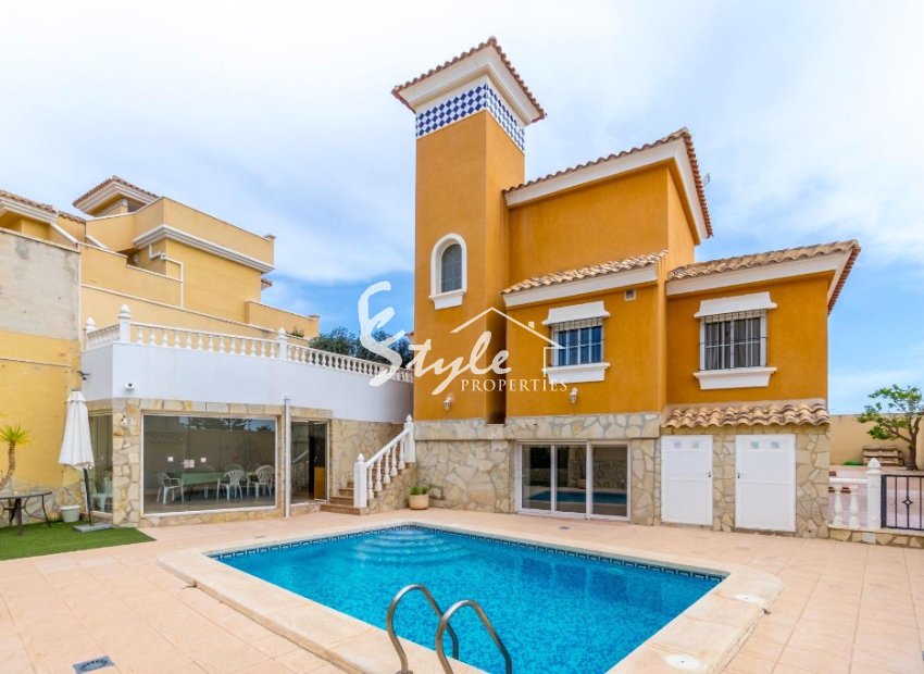 Comprar chalet independiente con piscinas y zonas ajardinadas en Villamartín cerca de campos de golf. ID 6153