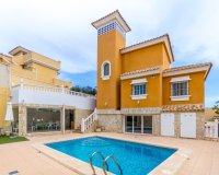 Comprar chalet independiente con piscinas y zonas ajardinadas en Villamartín cerca de campos de golf. ID 6153