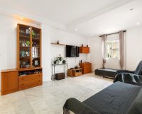 Comprar chalet independiente con piscinas y zonas ajardinadas en Villamartín cerca de campos de golf. ID 6153