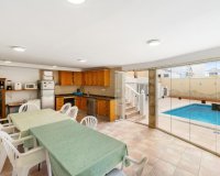 Comprar chalet independiente con piscinas y zonas ajardinadas en Villamartín cerca de campos de golf. ID 6153