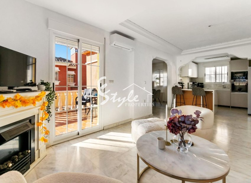 Comprar chalet independiente con piscinas y zonas ajardinadas en Villamartín cerca de campos de golf. ID 6302