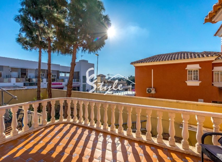 Comprar chalet independiente con piscinas y zonas ajardinadas en Villamartín cerca de campos de golf. ID 6302