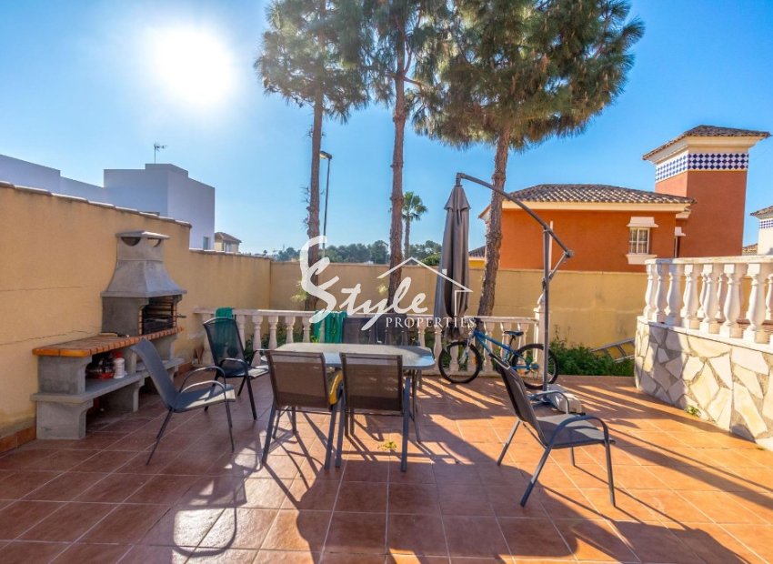 Comprar chalet independiente con piscinas y zonas ajardinadas en Villamartín cerca de campos de golf. ID 6302