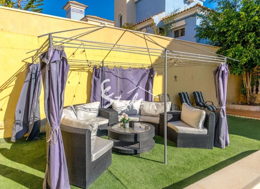 Comprar chalet independiente con piscinas y zonas ajardinadas en Villamartín cerca de campos de golf. ID 6302