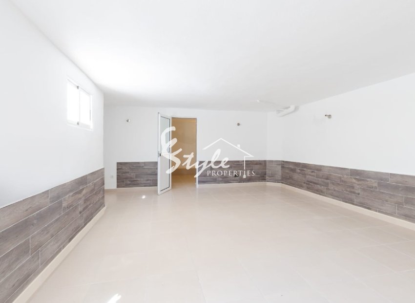 Comprar chalet independiente con piscinas y zonas ajardinadas en Villamartín cerca de campos de golf. ID 6305