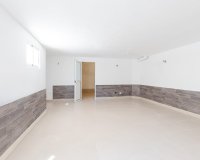 Comprar chalet independiente con piscinas y zonas ajardinadas en Villamartín cerca de campos de golf. ID 6305