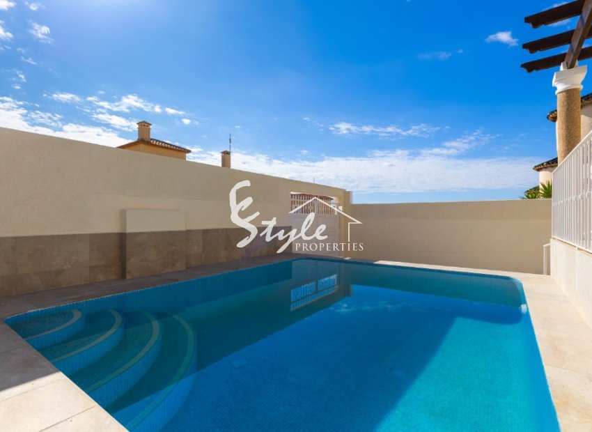 Comprar chalet independiente con piscinas y zonas ajardinadas en Villamartín cerca de campos de golf. ID 6305