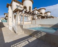 Comprar chalet independiente con piscinas y zonas ajardinadas en Villamartín cerca de campos de golf. ID 6305